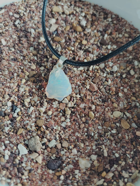 Pendentif en opale éthiopienne partiellement polie et argent sterling