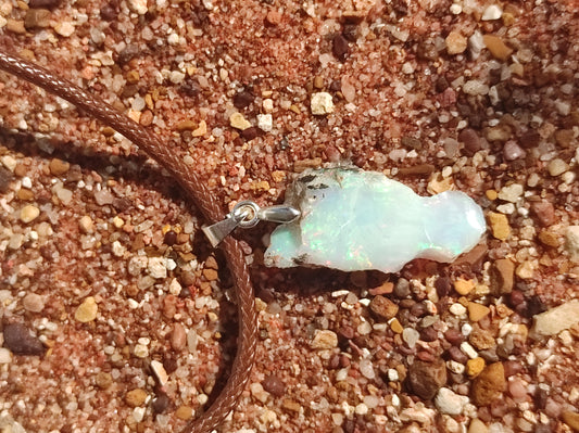 Pendentif opale éthiopienne brut et argent sterling
