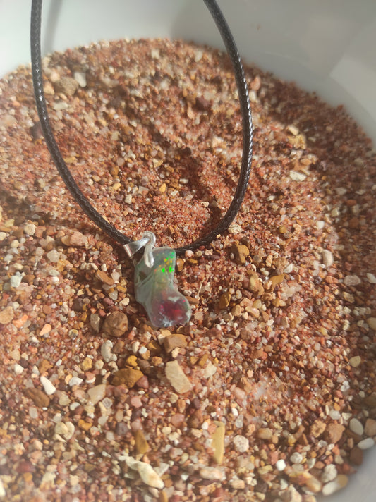 Pendentif en opale éthiopienne semi polie et montage pince argent sterling