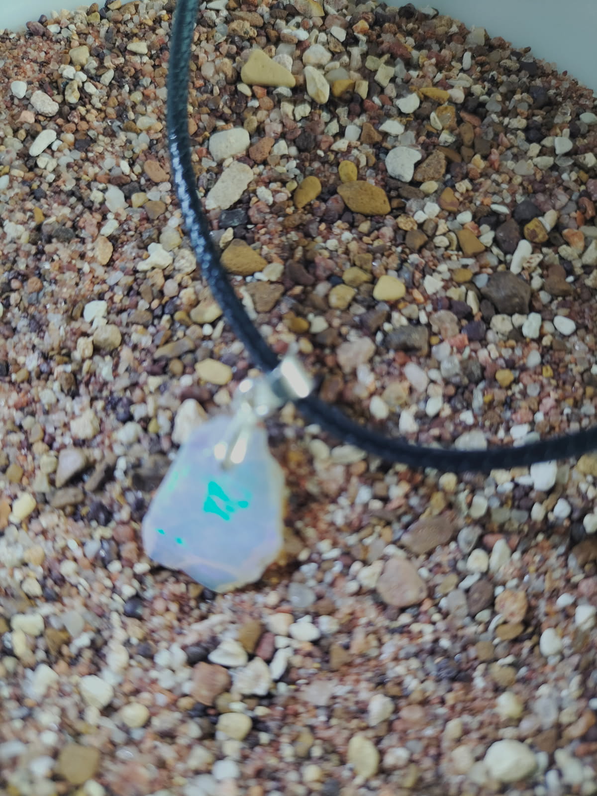 Pendentif en opale éthiopienne partiellement polie et argent sterling