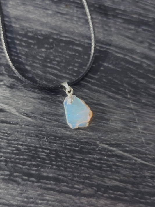 Pendentif en opale éthiopienne partiellement polie et argent sterling