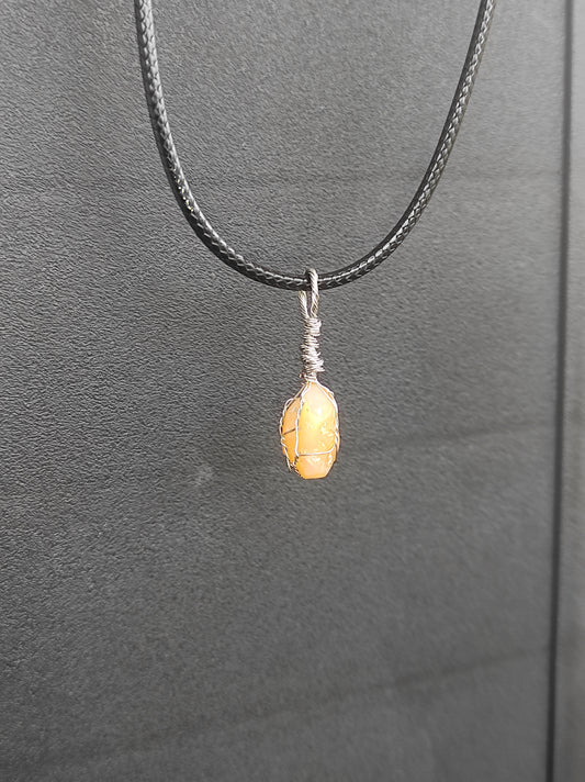 Pendentif en opale éthiopienne semi polie et fil argenté